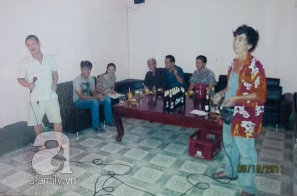 Nghệ sĩ Mai Ngọc Căn cùng nghệ sĩ Tuấn Dương trong một lần đi chơi cùng đoàn làm phim năm 2011