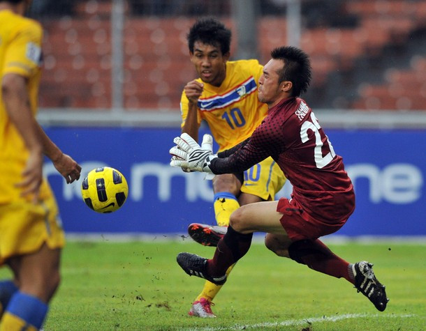 Thái Lan (áo vàng) chơi thiếu ấn tượng ở AFF Suzuki Cup lần này
