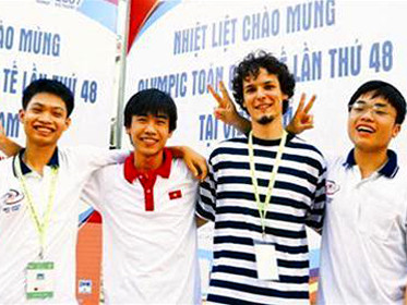 3 HS Việt Nam đoạt HCV Olympic Toán học quốc tế 2007 với thí sinh quốc tế. Ảnh: Hồng Vĩnh