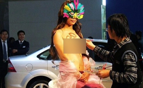 Ban đầu cơ thể tôi co rúm lại vì không quen...