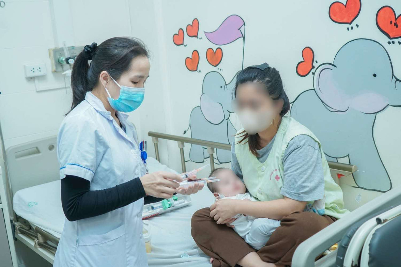 Bác sĩ hướng dẫn mẹ bệnh nhi cách chăm sóc và cho con dùng thuốc. Ảnh: Bệnh viện cung cấp Bác sĩ hướng dẫn mẹ bệnh nhi cách chăm sóc và cho con dùng thuốc. Ảnh: Bệnh viện cung cấp