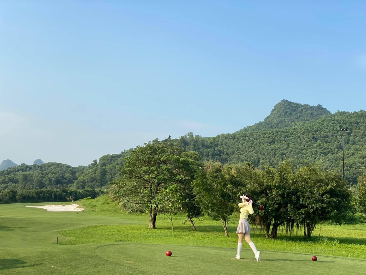 "Việc chơi bất kỳ môn thể thao nào trong đó có golf đều rèn luyện sức khỏe cho bản thân Linh. Ngoài ra, chơi golf tăng khả năng giao lưu kết bạn tốt, mang lại cho mình những mối quan hệ. Chơi golf còn giúp Linh rèn luyện tính kiên trì, nhẫn nại để hoàn thành mục tiêu của mình. Và cuối cùng, chơi golf mang lại cho Linh khoảng thời gian thư giãn, xả stress sau những giờ làm việc căng thẳng. Hiện tại, dĩ nhiên công việc vẫn là ưu tiên hàng đầu của Linh, nhưng Linh cũng sẽ dành thời gian để luyện tập bộ môn này. Nếu không quá bận rộn, Linh cố gắng sắp xếp công việc để đi tập đều đặn mỗi ngày và 1 tuần lên sân đánh 2 buổi"- Hoa hậu Đỗ Mỹ Linh bộc bạch.