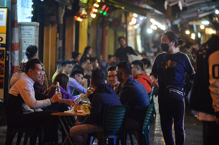 "Việc mở cửa hàng quán sau 21 giờ giúp chuỗi cửa hàng tăng nguồn thu, khách quen sẽ đến thường xuyên hơn"- chị Thanh (kinh doanh trên phố Tạ Hiện) chia sẻ.