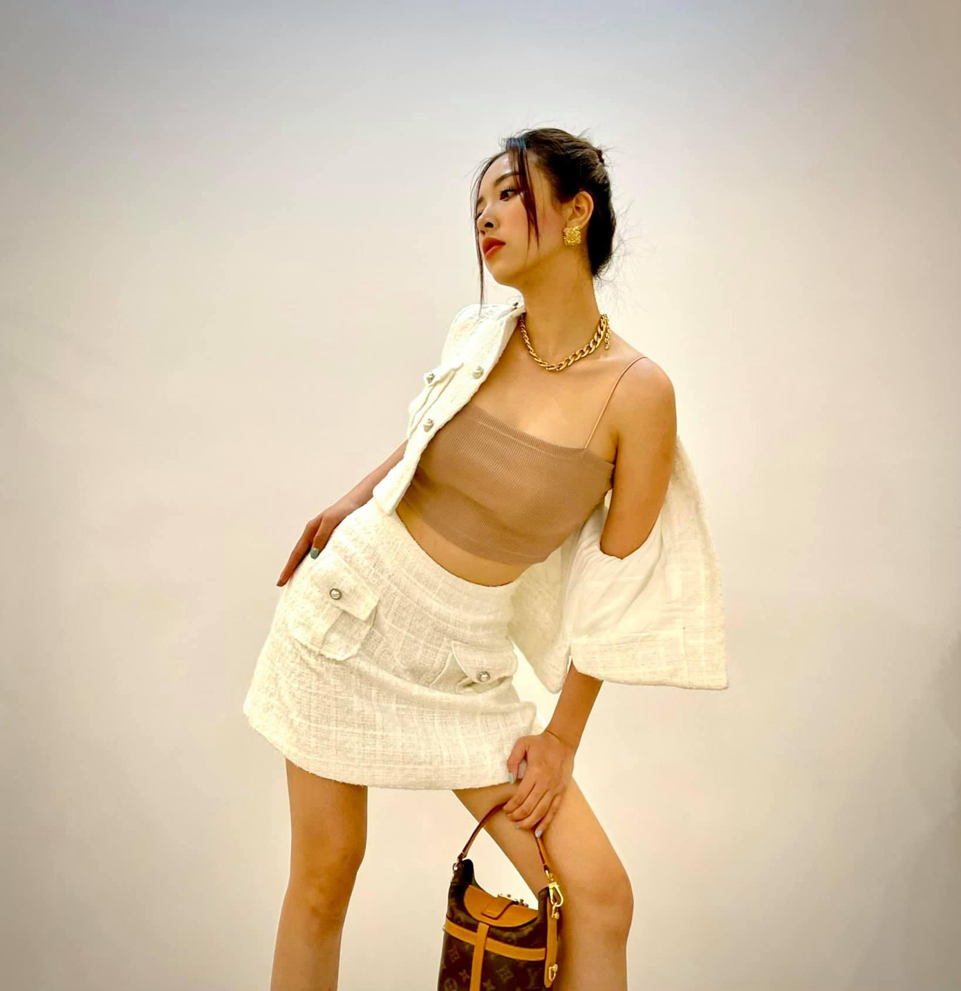 Giữa tháng 11/2020, cô chia sẻ trên trang cá nhân hình ảnh được bạn trai cầu hôn.