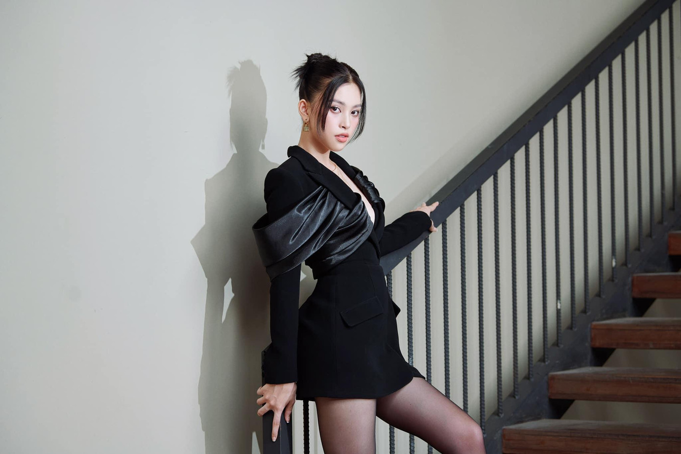 Lối trang điểm nhẹ nhàng, trong veo như không, Hoa hậu Tiểu Vy đẹp hút hồn với gương mặt đạt 'tỷ lệ vàng', để lộ ngũ quan cực nét, thu hút mọi ánh nhìn.