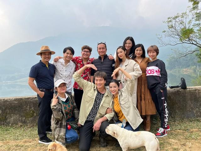 Nghệ sĩ Thanh Bình cùng ekip “Lối về miền hoa”.