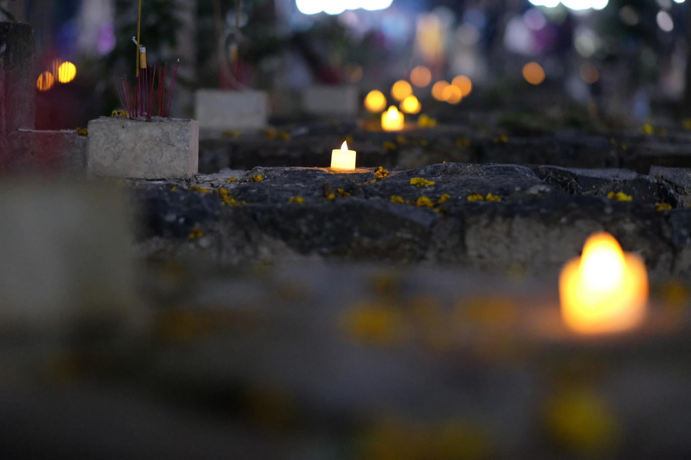 Sau lễ dâng hương tại Đền thờ Côn Đảo, đoàn đại biểu, đông đảo các vận động viên, người dân Côn Đảo làm lễ dâng hương tưởng nhớ các anh hùng, liệt sỹ tại Nghĩa trang Hàng Dương.