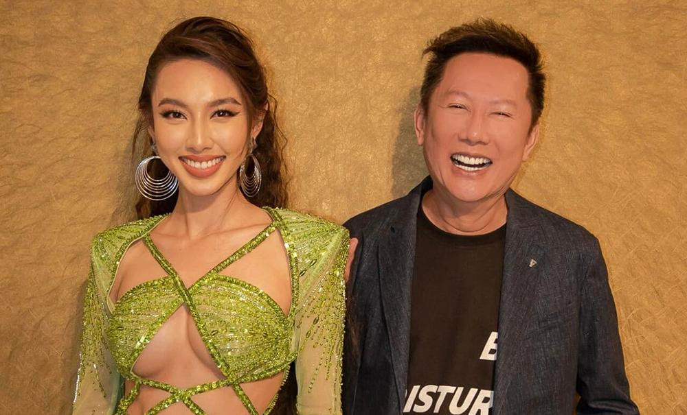 Ông Nawat Itsaragrisil- Chủ tịch Miss Grand International đồng hành với Thùy Tiên trong chuyến công tác này và Colombia cũng là điểm đến cuối cùng của người đẹp. Trước đó, cô làm việc ở Peru và Ecuador.