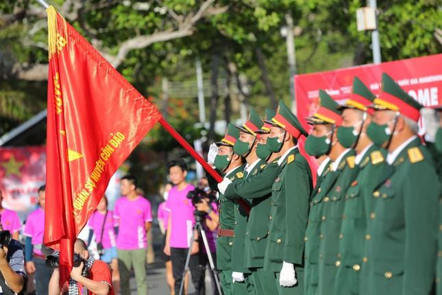 Mỗi lần chứng kiến Lễ thượng cờ Tổ quốc tại Tiền Phong Marathon là một lần chúng ta thể hiện lòng yêu nước; mỗi lần thấy lá cờ đỏ sao vàng tung bay là một lần chúng ta lại cảm nhận sâu sắc về niềm tự hào và biết ơn, từ đó dẫn dắt và định hướng cho chúng ta luôn phấn đấu tiến lên phía trước, biết tin tưởng, biết yêu thương, san sẻ trách nhiệm với cộng đồng và xã hội.