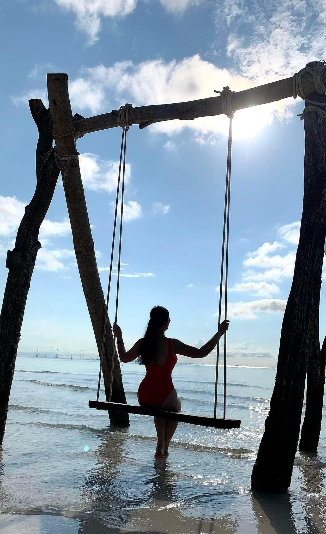 Dù không còn sở hữu vòng eo “con kiến” nhưng NSND Thu Quế vẫn vô cùng quyến rũ, gợi cảm với body thon gọn, săn chắc.