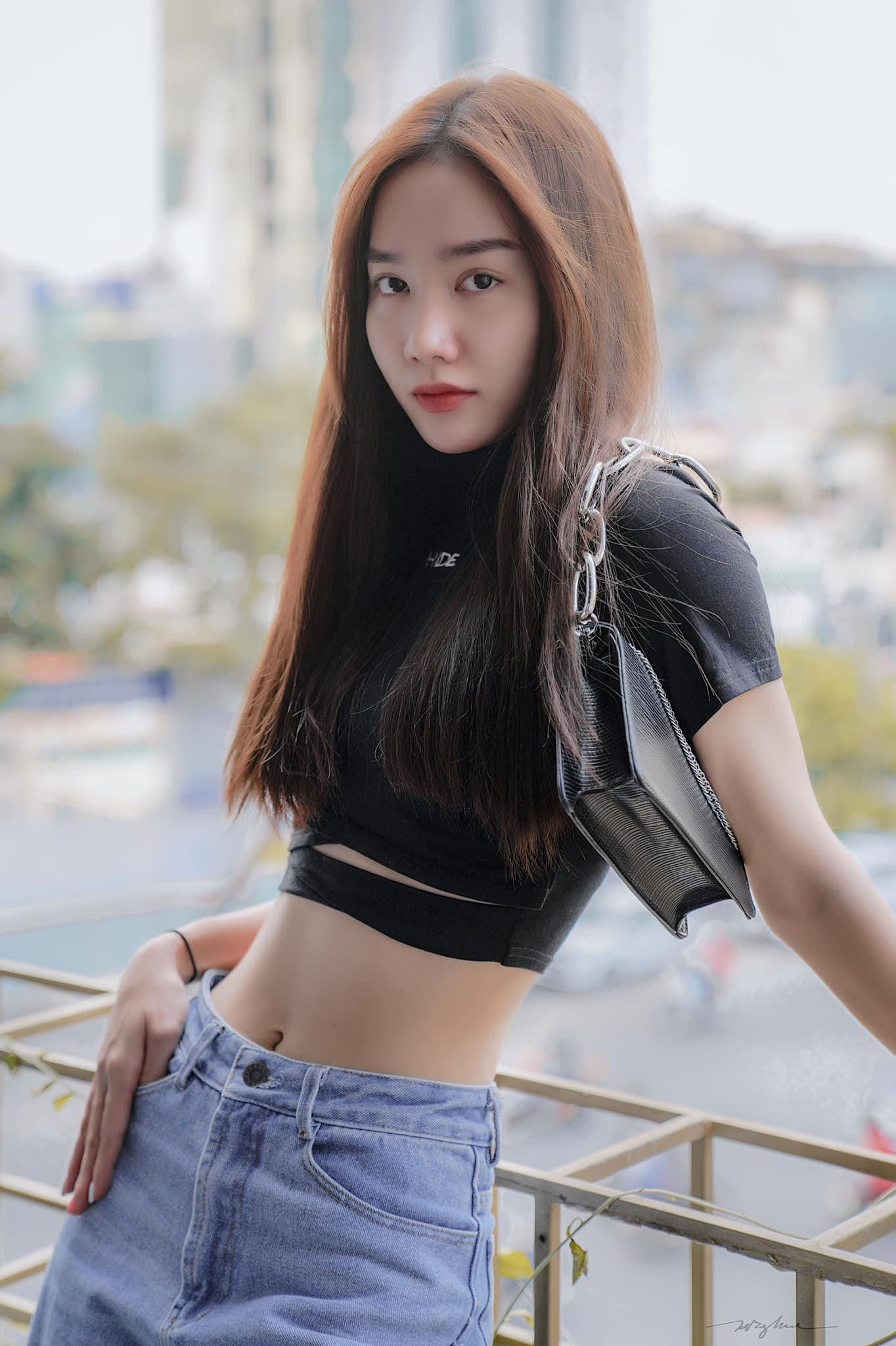 Hồng Tuyết gây mê đắm với nhan sắc được so sánh với mỹ nhân Hàn Quốc Park Min Young. Ngoài ra, cô nàng đặc biệt gây ấn tượng với vòng eo siêu thực 55cm.