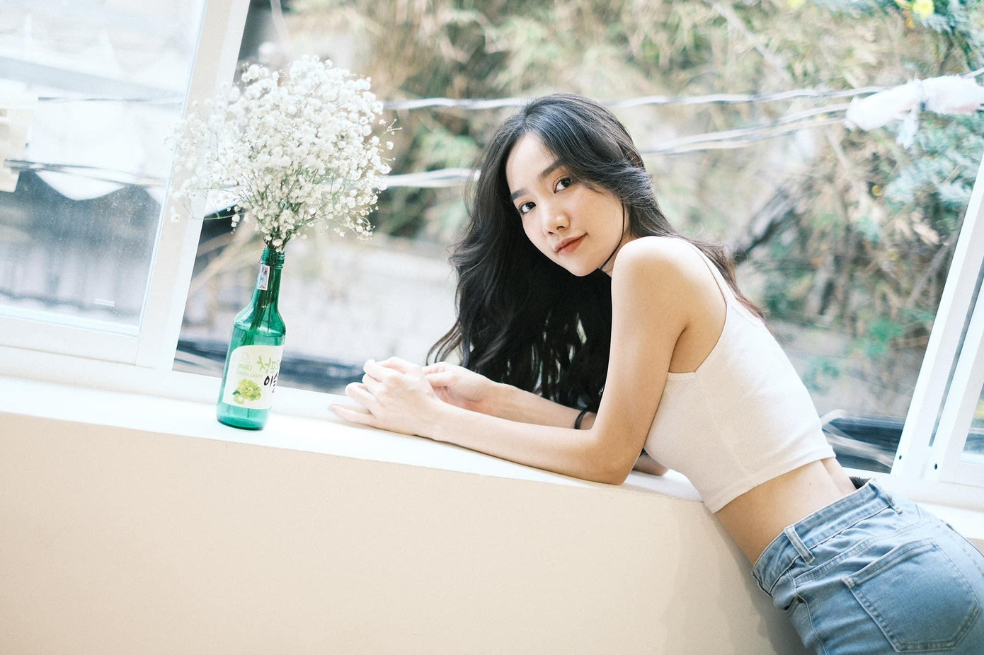 Nguyễn Thị Hồng Tuyết sinh năm 1994, hiện là diễn viên, người mẫu ảnh. Trong cuộc thi Hoa hậu Việt Nam 2018, Hồng Tuyết lọt top 5 chung cuộc và giành danh hiệu Người đẹp khả ái.