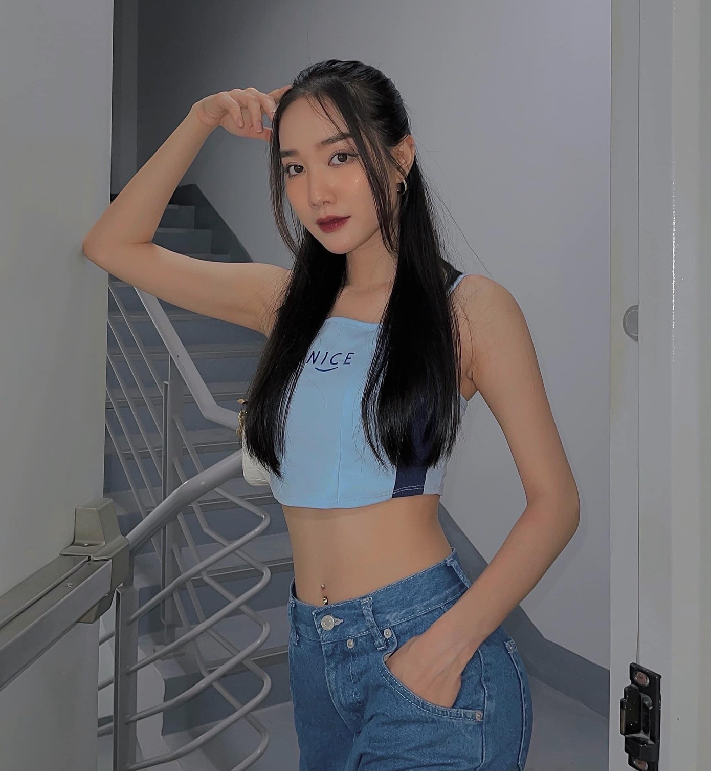 Trong những bức ảnh đời thường, Hồng Tuyết chuộng diện áo croptop khoe vòng eo trứ danh.