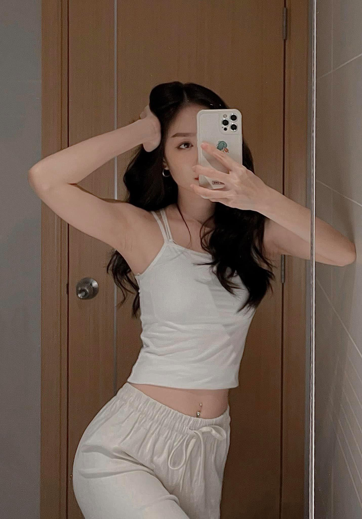 Dù chỉ sở hữu chiều cao 1m67 nhưng với gương mặt đẹp, phong cách trình diễn tự tin và tràn đầy năng lượng trên sân khấu đã góp phần đưa Hồng Tuyết đi đến Top 5 chung cuộc cùng Top 3 năm đó là: Hoa hậu Trần Tiểu Vy, Á hậu Thuý An, Á hậu Phương Nga và người đẹp Nhân ái Nguyễn Thúc Thùy Tiên.