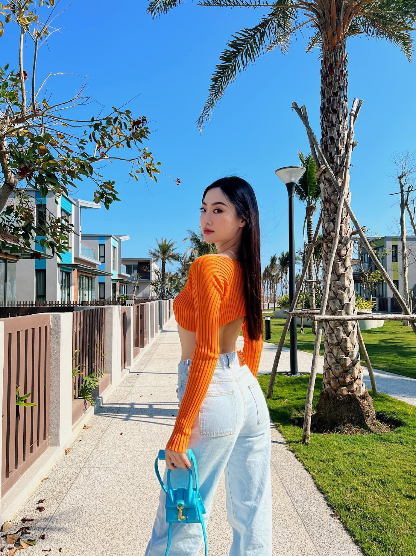 “Mẹ không thích tôi mặc quá gợi cảm. Mỗi lần, tôi mặc trang phục quá ngắn hay xẻ ngực sâu, mẹ đều nói một câu như là “Con lại làm mẹ tổn thọ rồi đấy”. Giai đoạn đầu khi tôi mặc những trang phục hơi hở một chút là mẹ lại giận, giận Linh, giận cả ekip. Nhưng dần dà, mẹ cũng công nhận những đường cắt xẻ đó đã giúp tôn lên vẻ đẹp của tôi và không hề phản cảm. Sau đó mẹ cũng hiểu cho công việc của tôi”- Lương Thuỳ Linh bộc bạch.