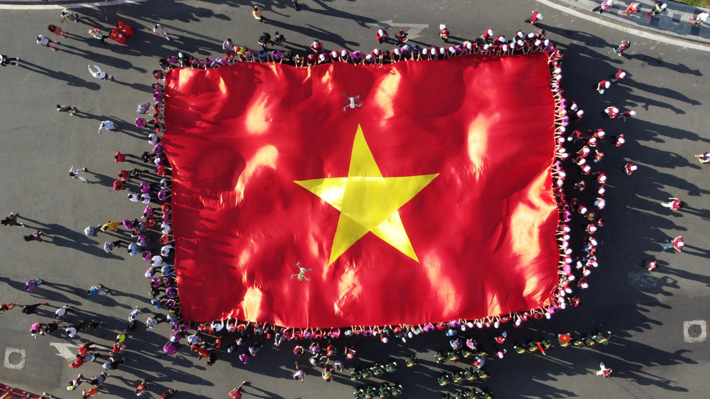 Tham dự Lễ thượng cờ, Á hậu Phương Anh không khỏi xúc động: “Ngày hôm nay sau khi tham dự Lễ thượng cờ, Phương Anh cảm thấy rất tự hào khi được đứng tại một nơi rất thiêng liêng của Tổ quốc. Sự kiện hôm nay vô cùng ý nghĩa. Đồng thời Phương Anh cũng rất biết ơn trước công lao các vị anh hùng đã bảo vệ Tổ quốc để chúng ta có được bình yên như ngày nay. Được khoác trên mình chiếc áo cờ đỏ sao vàng khiến Phương Anh cảm xúc thật dâng trào”. Tham dự Lễ thượng cờ, Á hậu Phương Anh không khỏi xúc động: “Ngày hôm nay sau khi tham dự Lễ thượng cờ, Phương Anh cảm thấy rất tự hào khi được đứng tại một nơi rất thiêng liêng của Tổ quốc. Sự kiện hôm nay vô cùng ý nghĩa. Đồng thời Phương Anh cũng rất biết ơn trước công lao các vị anh hùng đã bảo vệ Tổ quốc để chúng ta có được bình yên như ngày nay. Được khoác trên mình chiếc áo cờ đỏ sao vàng khiến Phương Anh cảm xúc thật dâng trào”.