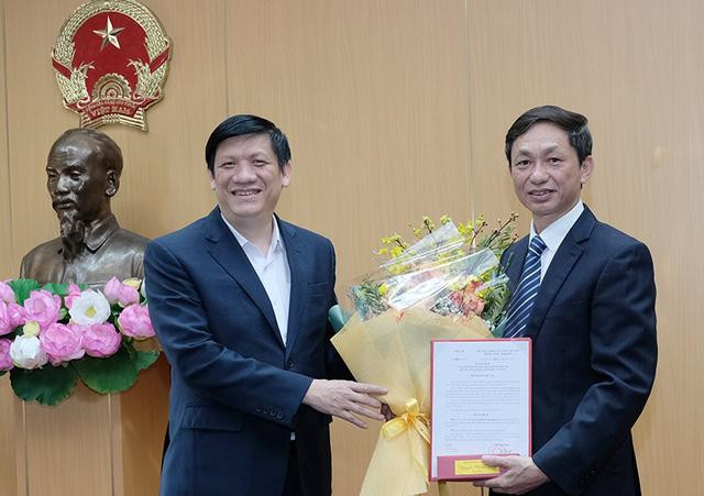 Bộ trưởng Bộ Y tế Nguyễn Thanh Long trao quyết định và chúc mừng PGS.TS Nguyễn Hoàng Long Bộ trưởng Bộ Y tế Nguyễn Thanh Long trao quyết định và chúc mừng PGS.TS Nguyễn Hoàng Long