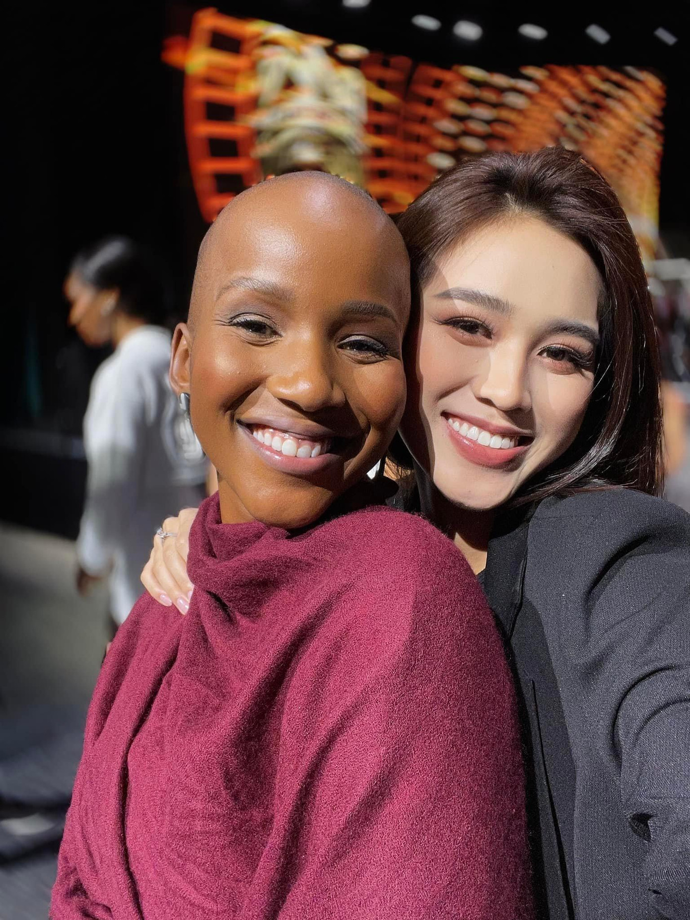 Hoa hậu Đỗ Thị Hà và đại diện của Nam Phi. Hoa hậu Đỗ Thị Hà và đại diện của Nam Phi.