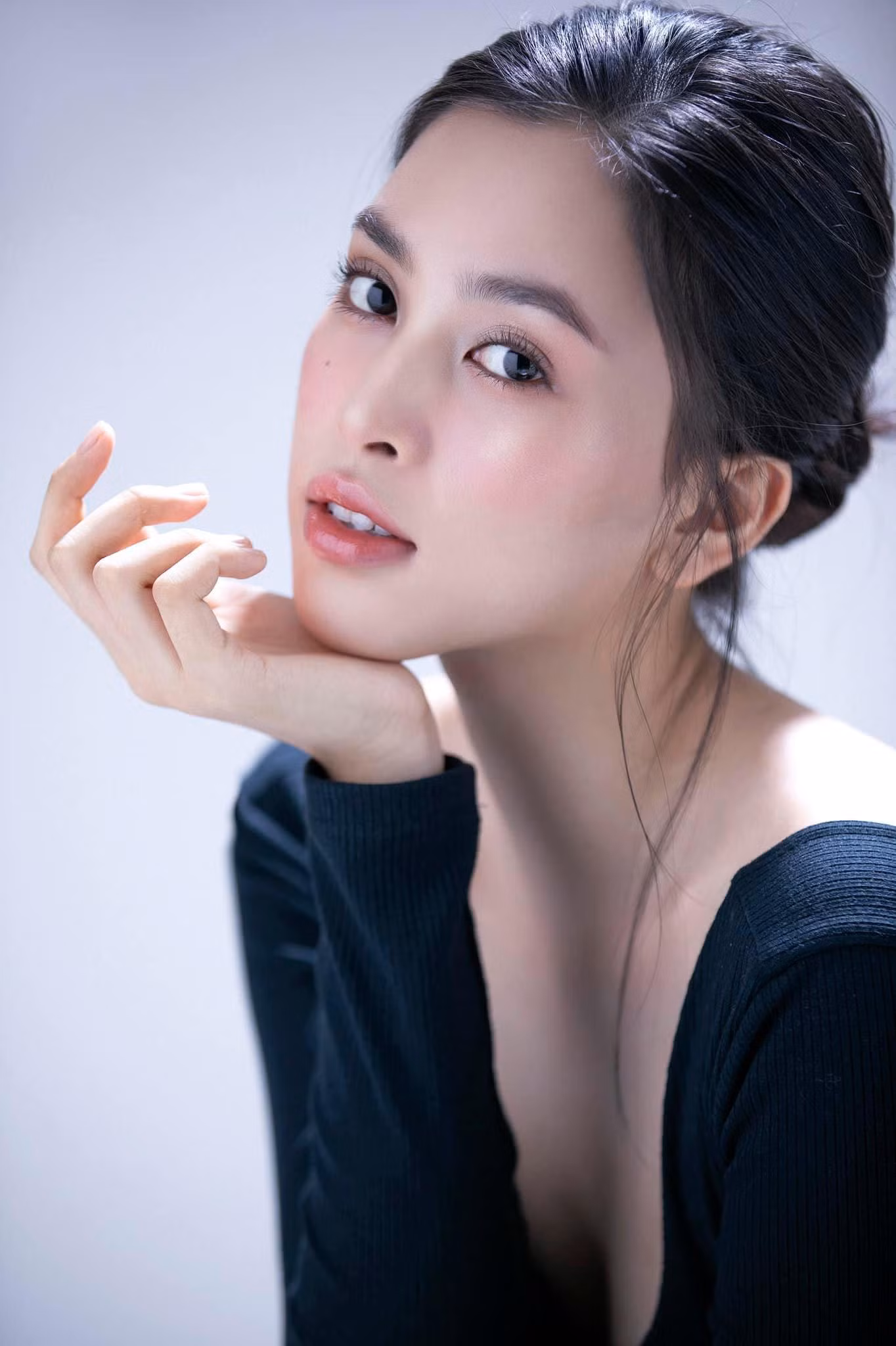 Ngay cả khi lựa chọn lối trang điểm nhẹ nhàng, ưu tiên sự tối giản và tự nhiên, Hoa hậu Việt Nam 2018 vẫn cho người hâm mộ thấy đường nét thanh tú, vẻ ngoài trẻ trung, xinh tươi đúng tuổi của một cô gái đôi mươi.