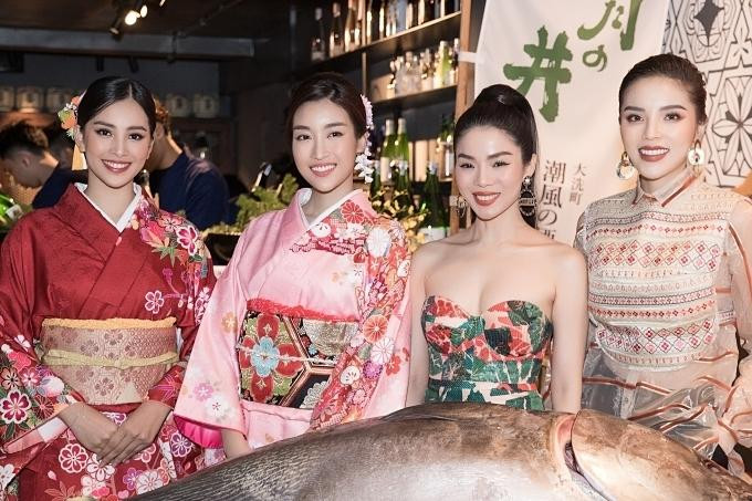 Trong cùng khung hình với Hoa hậu Kỳ Duyên, Đỗ Mỹ Linh và Trần Tiểu Vy, ca sĩ Lệ Quyên không hề lép vế nhờ thần sắc rạng rỡ, làn da trắng nõn.