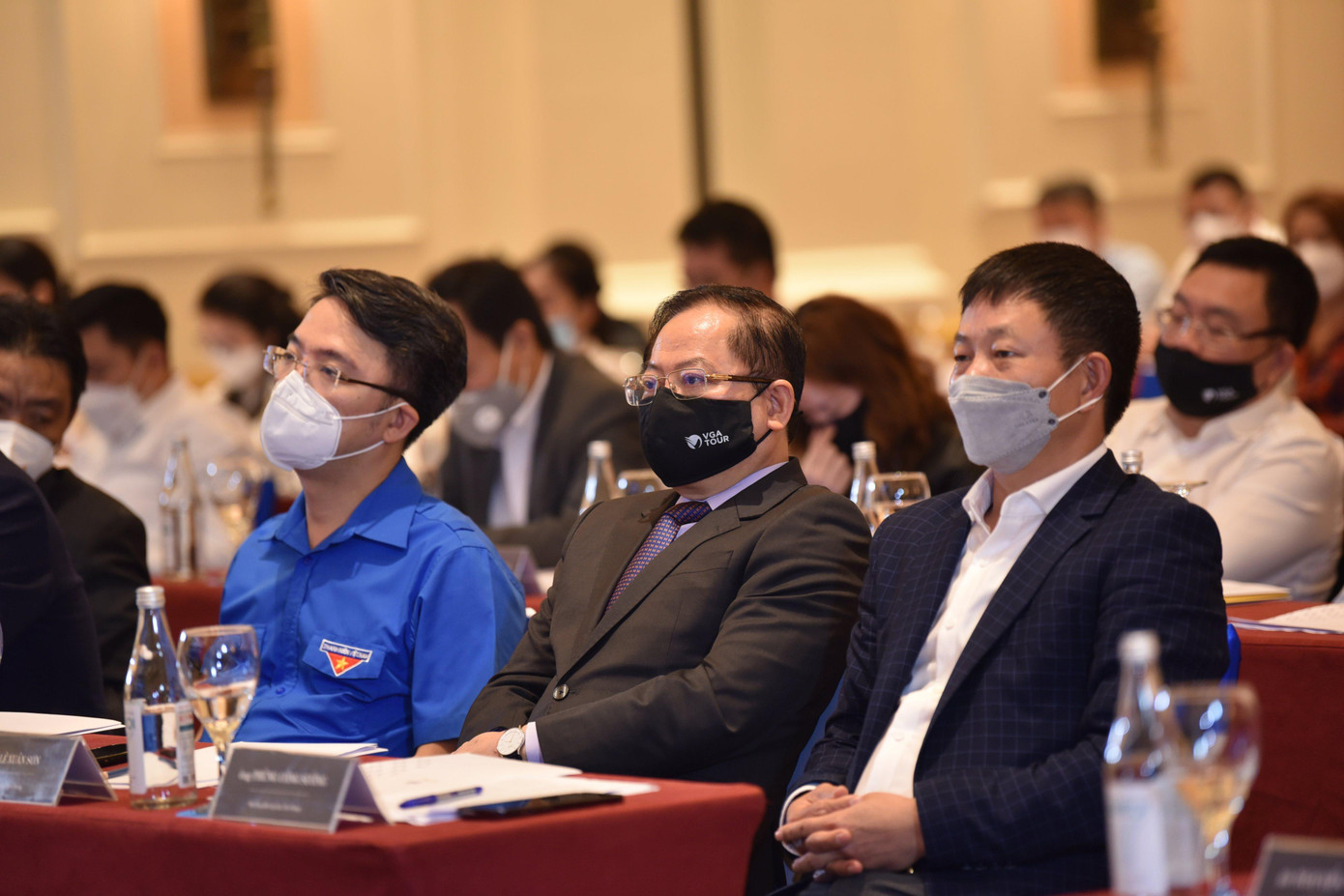 Ông Lê Xuân Sơn (ở giữa), Tổng Biên tập báo Tiền Phong, Trưởng ban Tổ chức giải Ông Lê Xuân Sơn (ở giữa), Tổng Biên tập báo Tiền Phong, Trưởng ban Tổ chức giải