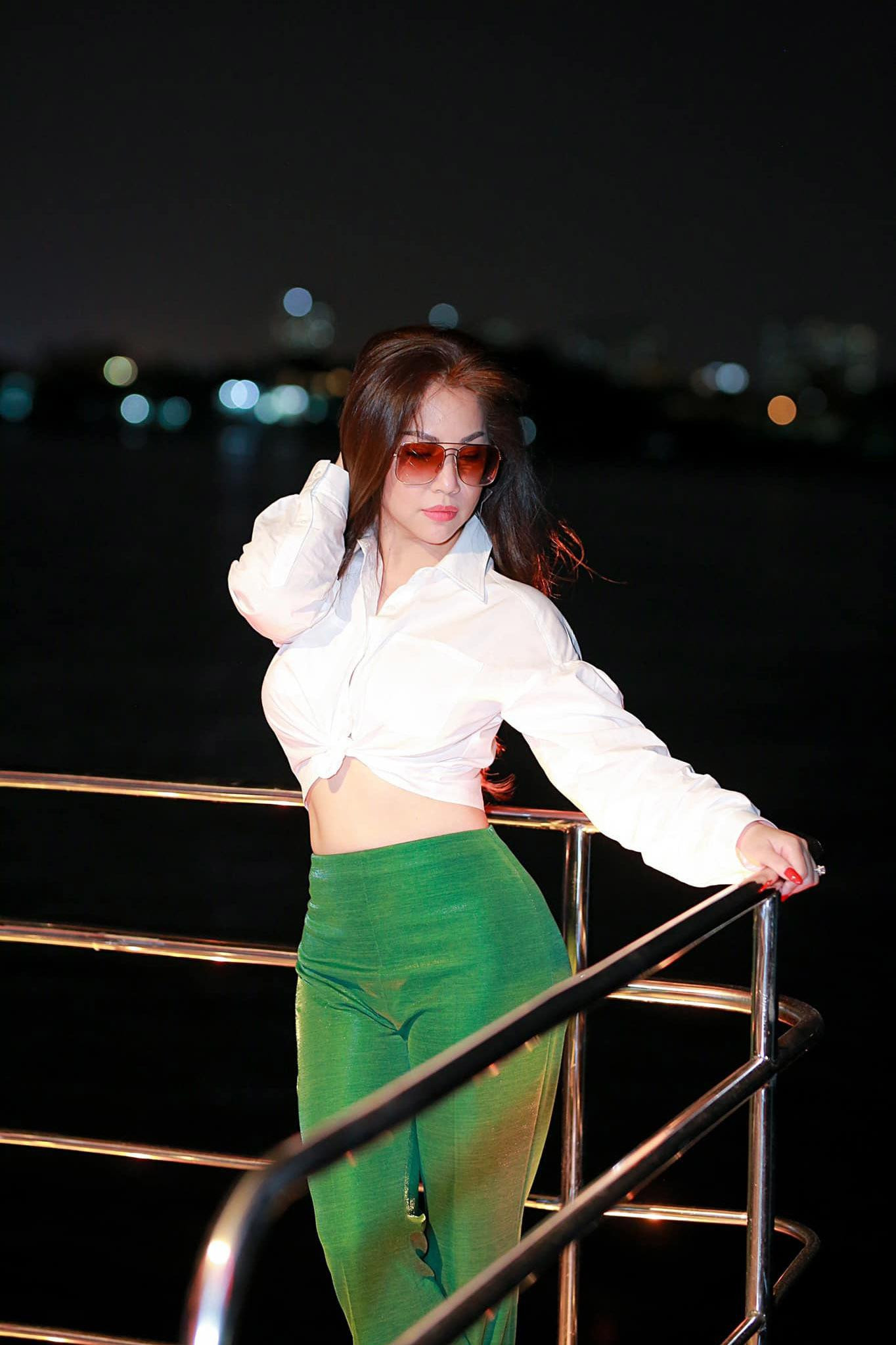 Minh Tuyết định hình cho mình phong cách quyến rũ, sexy phù hợp với tính cách sôi động cũng như dòng nhạc trẻ mà cô theo đuổi.