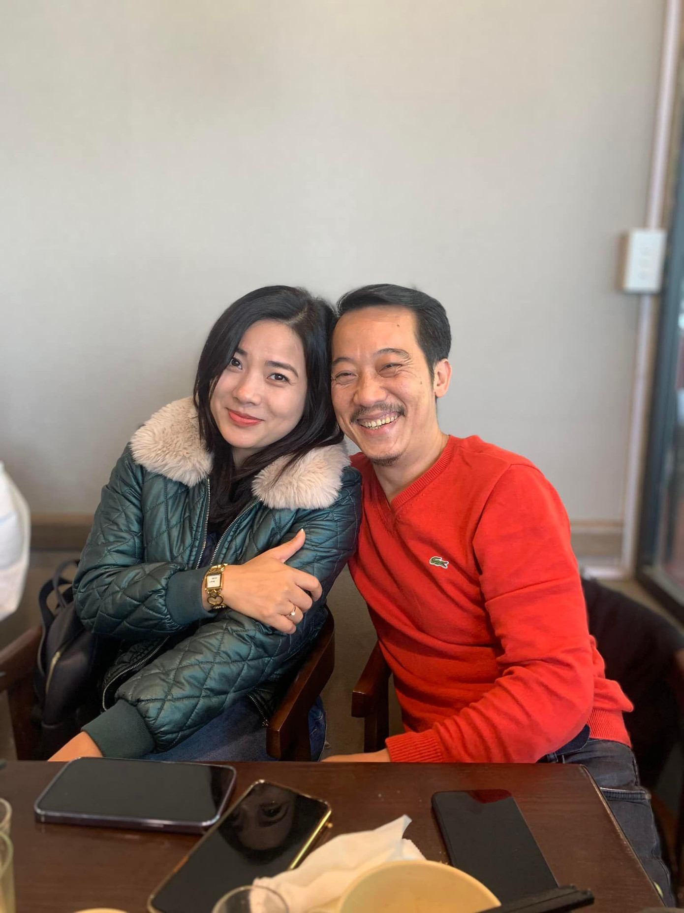 Đây có lẽ là cặp đôi được yêu thích nhất trong phim "Lối về miền hoa". Sự nhập vai tinh tế của cặp diễn viên Thanh Bình- Đàm Hằng mang tới nhiều rung cảm cho khán giả.