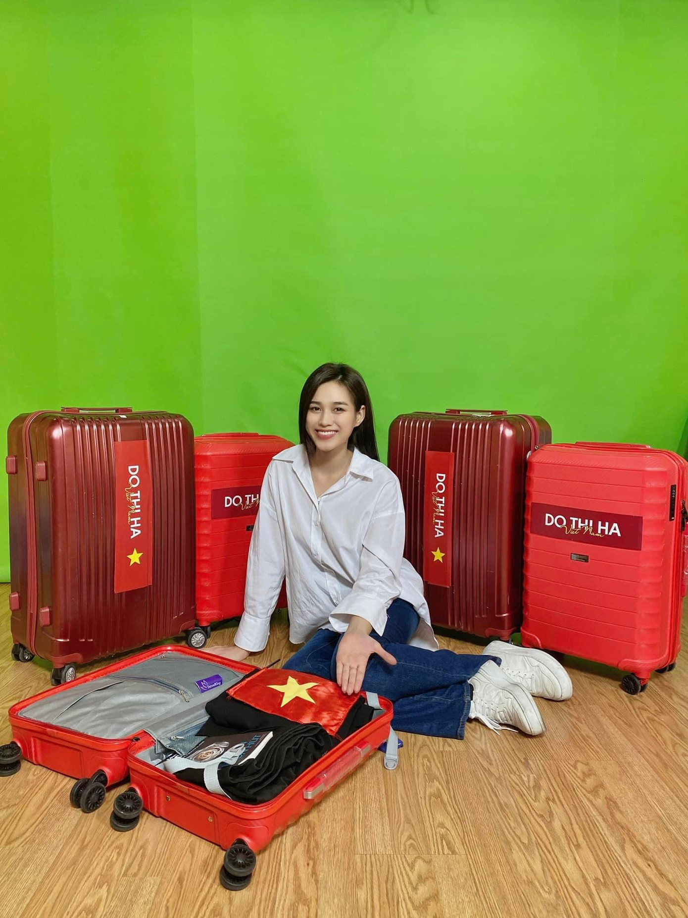 Hình ảnh Hoa hậu Đỗ Thị Hà giản dị chuẩn bị hành lý trước khi sang Puerto Rico.