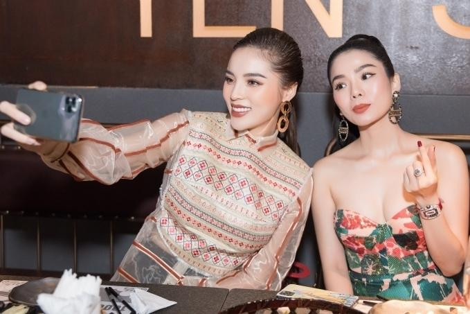 Cô nàng selfie cùng Hoa hậu Kỳ Duyên.