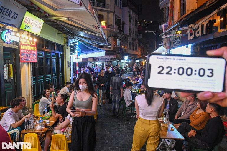 Hình ảnh thực khách tại các hàng quán trên phố Tạ Hiện đêm qua (15/3), sau khi Hà Nội bỏ quy định hàng quán phải đóng cửa sau 21h (Ảnh: Tố Linh). Hình ảnh thực khách tại các hàng quán trên phố Tạ Hiện đêm qua (15/3), sau khi Hà Nội bỏ quy định hàng quán phải đóng cửa sau 21h (Ảnh: Tố Linh).