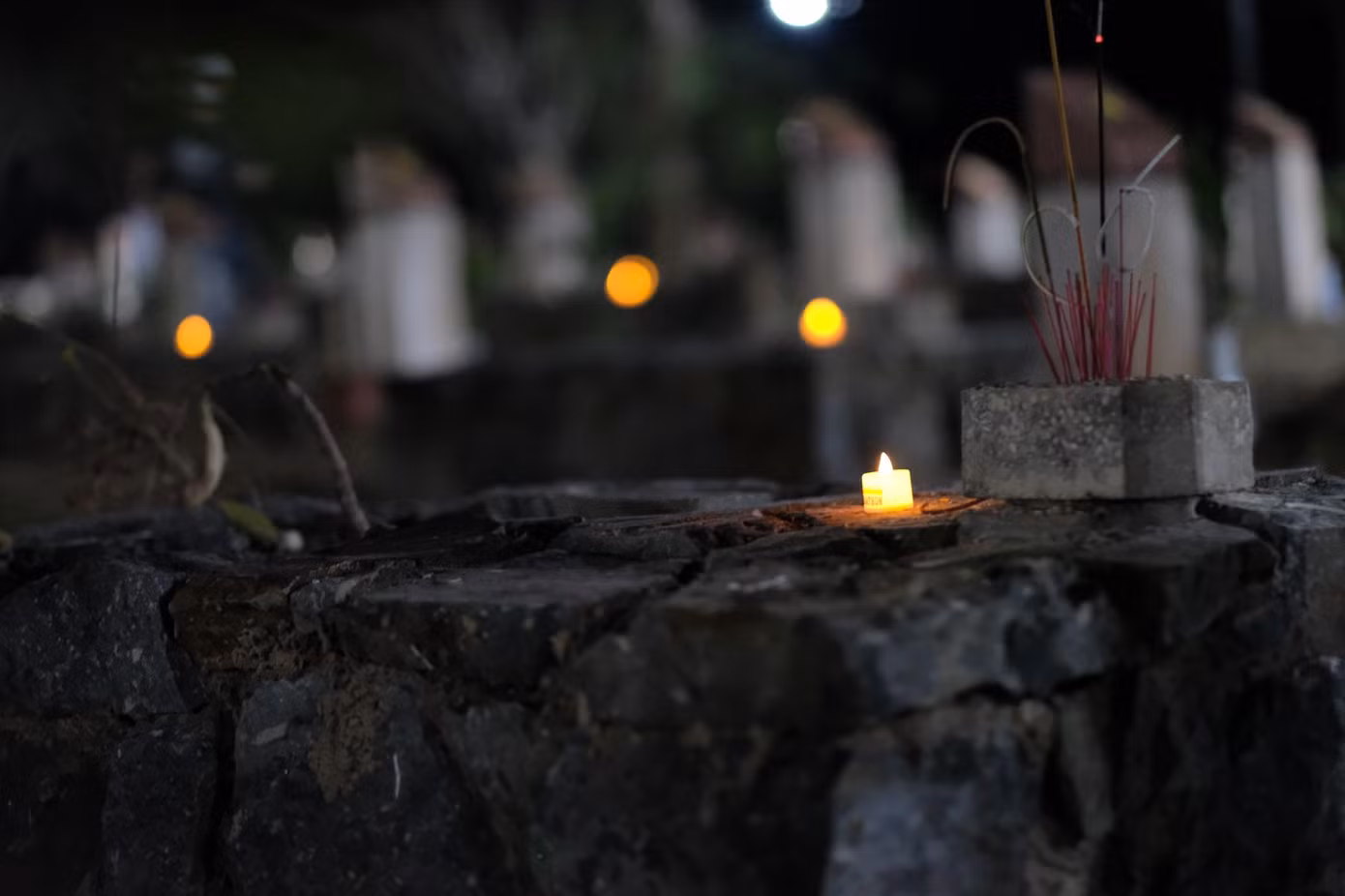 Ngày 19/12/1992, nghĩa trang Hàng Dương đã được khởi công xây dựng, cải tạo khuôn viên khoảng 20 ha và có tu bổ hàng năm. Có 1.913 ngôi mộ tập thể, chia thành 4 khu: A, B, C, D. Trong đó khu vực A, B, C là các nghĩa trang cũ, và D là diện tích khu mộ mới được thiết lập.