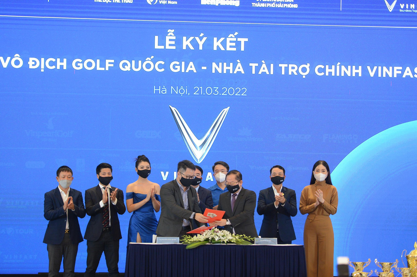 Ông Lê Xuân Sơn-Tổng Biên tập báo Tiền Phong, Trưởng Ban tổ chức giải và ông Nguyễn Đăng Quang - Giám đốc kinh doanh VinFast Miền Bắc - đại diện nhà tài trợ chính của giải tiến hành ký kết hợp đồng tài trợ Ông Lê Xuân Sơn-Tổng Biên tập báo Tiền Phong, Trưởng Ban tổ chức giải và ông Nguyễn Đăng Quang - Giám đốc kinh doanh VinFast Miền Bắc - đại diện nhà tài trợ chính của giải tiến hành ký kết hợp đồng tài trợ