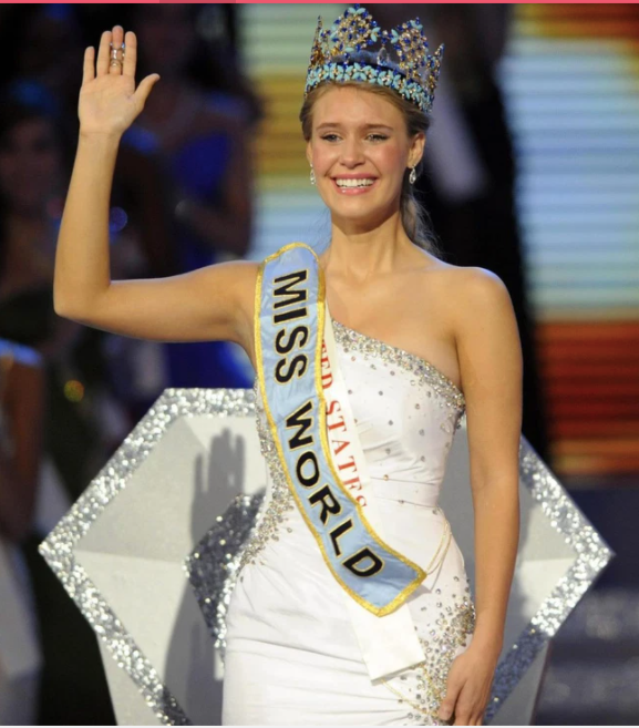 Năm 2010, người đẹp Mỹ Alexandria Mills được xướng danh lên ngôi Hoa hậu Thế giới đúng dịp sinh nhật 60 tuổi của cuộc thi nhan sắc này.