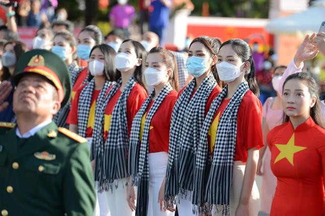 Nằm trong chương trình chính thức của Tiền Phong Marathon 2022 có một loạt hoạt động mang tính chất đền ơn đáp nghĩa, tri ân, ôn lại truyền thống, gồm Lễ Thượng cờ, trải lá cờ rộng 300 mét vuông ở quảng trường; lễ thắp nến, dâng hương, tri ân tại Nghĩa trang Hàng Dương; đi thăm các cựu tù chính trị đang sinh sống trên đảo và gửi quà tặng cho các cựu tù chính trị Côn Đảo đang sống ở tỉnh Bà Rịa - Vũng Tàu.