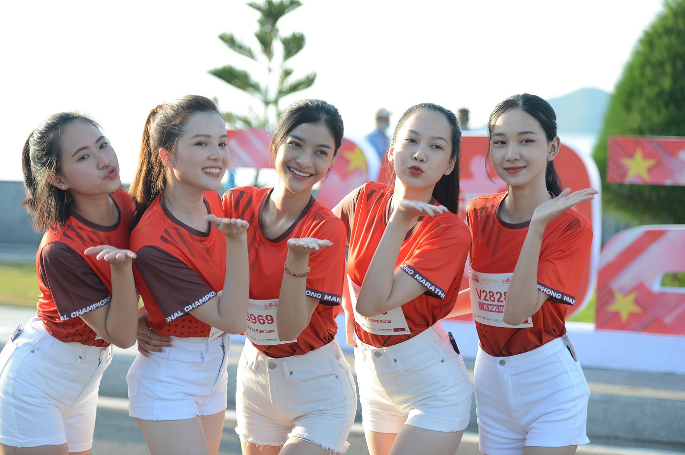 Người đẹp Thể thao Phù Bảo Nghi, Hoa khôi Huỳnh Thuý Vi, Á hậu Kiều Loan, top 5 hoa hậu Việt Nam Phương Quỳnh và Người đẹp Du lịch Lê Trúc Linh.