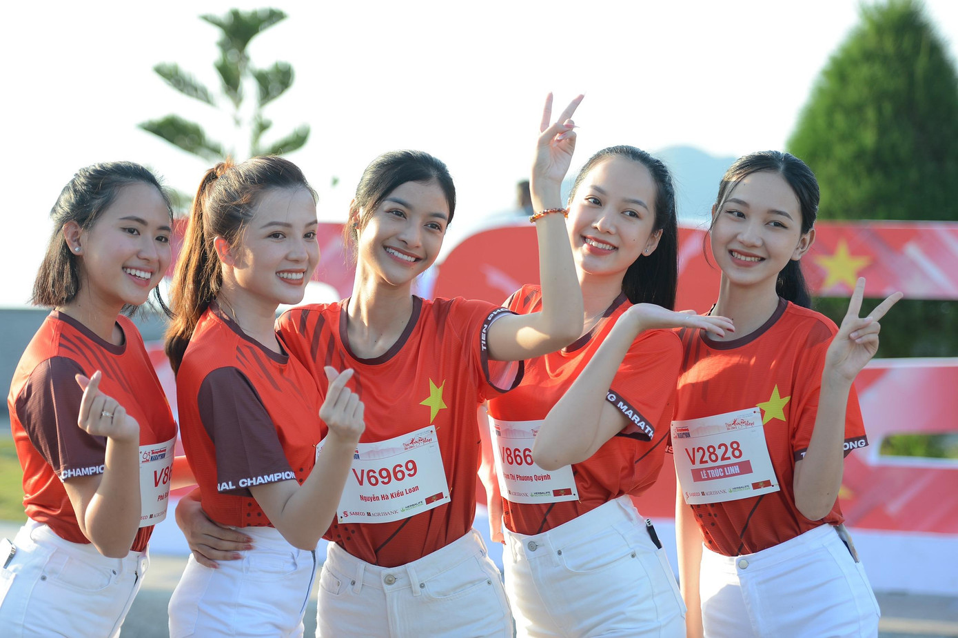 Dàn người đẹp Hoa hậu Việt Nam xinh đẹp rạng rỡ trước giờ xuất phát.