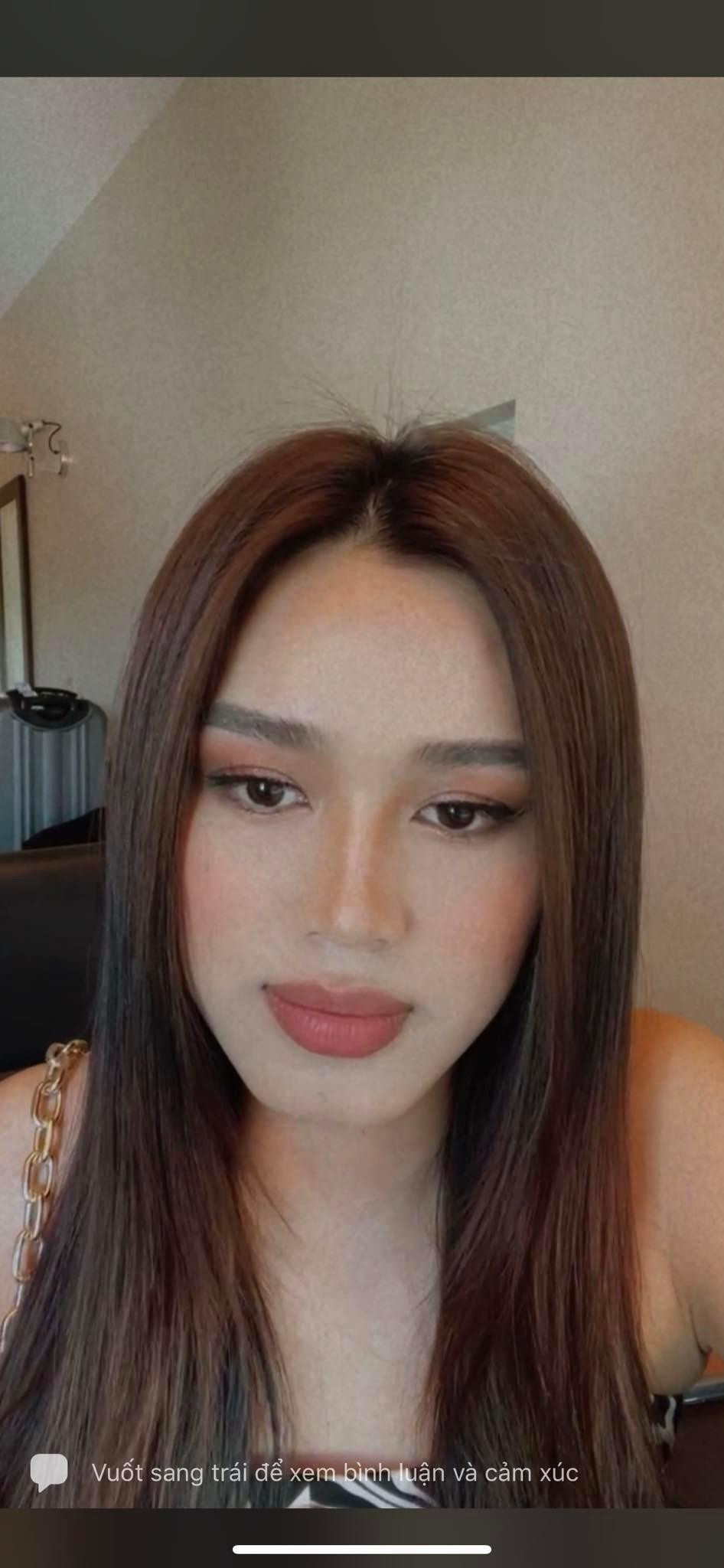 Hoa hậu Đỗ Thị Hà make-up nhẹ nhàng livestream chia sẻ cùng người hâm mộ.