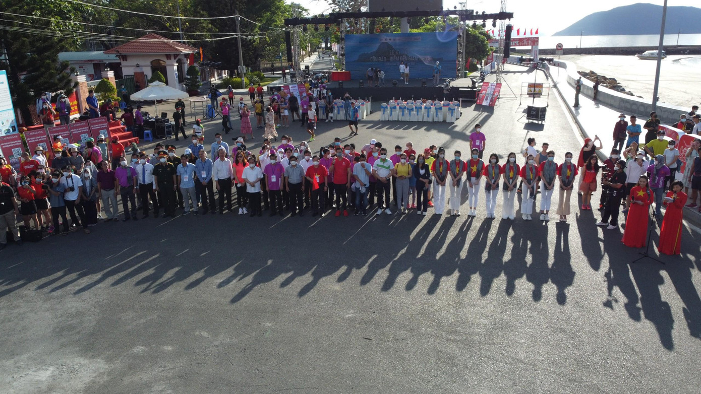 Lễ thượng cờ Tổ quốc tại Tiền Phong Marathon không chỉ để tôn vinh hình ảnh cờ Tổ quốc mà còn là thông điệp khẳng định chủ quyền bất khả xâm phạm đối với hai quần đảo Hoàng Sa và Trường Sa của Việt Nam. Lễ thượng cờ Tổ quốc tại Tiền Phong Marathon không chỉ để tôn vinh hình ảnh cờ Tổ quốc mà còn là thông điệp khẳng định chủ quyền bất khả xâm phạm đối với hai quần đảo Hoàng Sa và Trường Sa của Việt Nam.