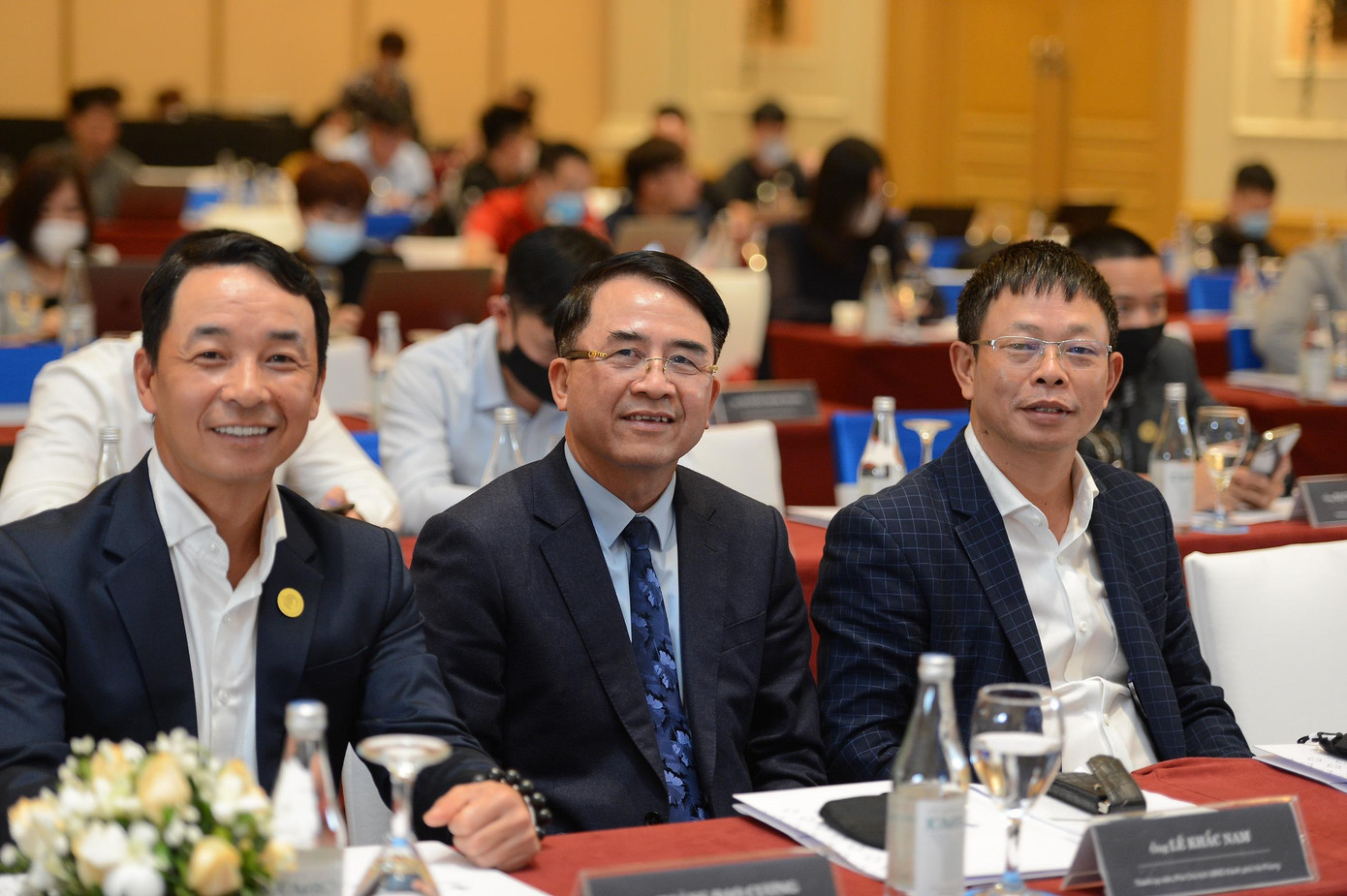 Ông Phùng Công Sưởng (ngoài cùng bên phải), Phó Tổng Biên tập báo Tiền Phong, Phó BTC thường trực giải Ông Phùng Công Sưởng (ngoài cùng bên phải), Phó Tổng Biên tập báo Tiền Phong, Phó BTC thường trực giải