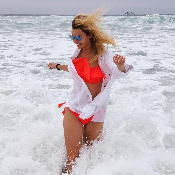 Đáng nể hơn, Karolina Bielawska từng mở một trung tâm tiêm vaccine phòng COVID-19 tạm thời cho người vô gia cư, đồng thời dành nhiều thời gian cho hoạt động thiện nguyện.