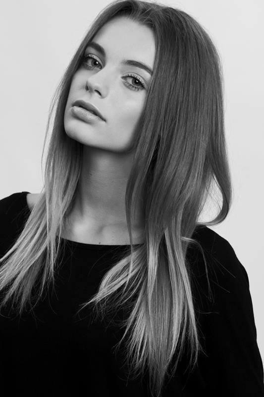 Người đẹp 23 tuổi có gu thời trang thanh lịch và thường xuyên đăng tải rất nhiều hình ảnh đời thường trên trang cá nhân cùng các hoạt động từ thiện.