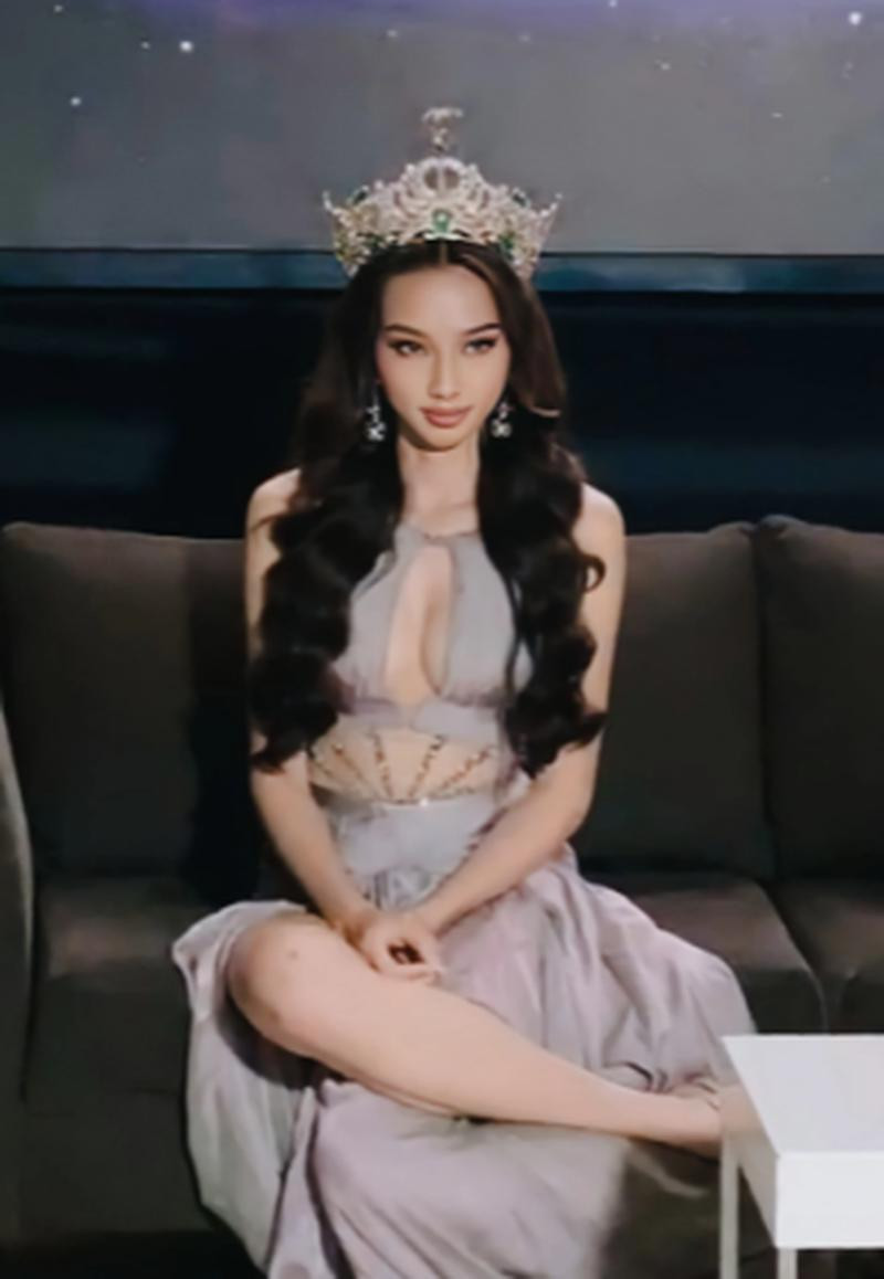 Hình ảnh gây tranh cãi về dáng ngồi của Thuỳ Tiên.