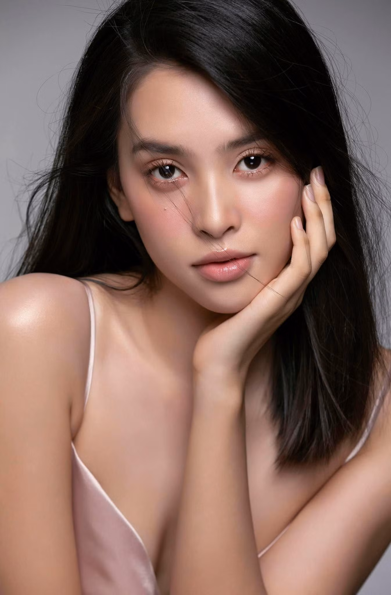 Tiểu Vy khẳng định, hiện tại, cô hài lòng với những gì mình đạt được. “Nhưng trong tương lai, Tiểu Vy sẽ cố gắng hoàn thiện mình nhiều hơn nữa để có thể ngày một tốt hơn, luôn giữ được hình ảnh đẹp trong lòng công chúng và thử sức với những điều mới mẻ!”- Tiểu Vy nói.