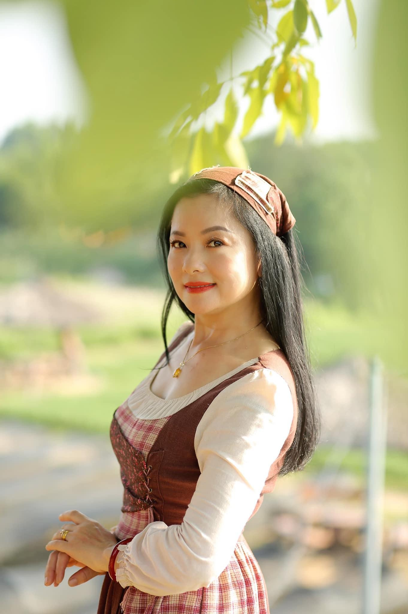 Nữ diễn viên chia sẻ: "Mỗi độ tuổi đều có nét đẹp riêng của người phụ nữ, hãy trân quý và lưu giữ từng khoảnh khắc".