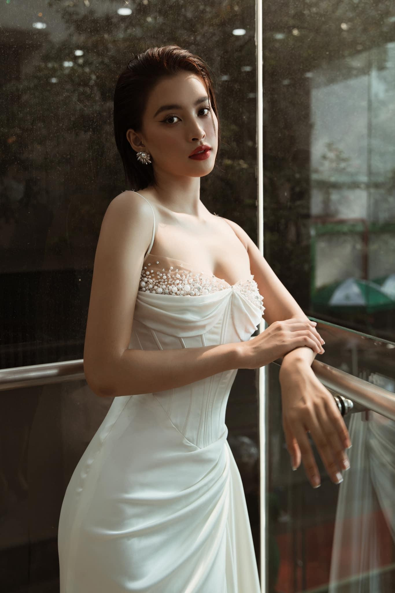 Tiểu Vy khẳng định, hiện tại, cô hài lòng với những gì mình đạt được. “Nhưng trong tương lai, Tiểu Vy sẽ cố gắng hoàn thiện mình nhiều hơn nữa để có thể ngày một tốt hơn, luôn giữ được hình ảnh đẹp trong lòng công chúng và thử sức với những điều mới mẻ!”- Tiểu Vy nói.