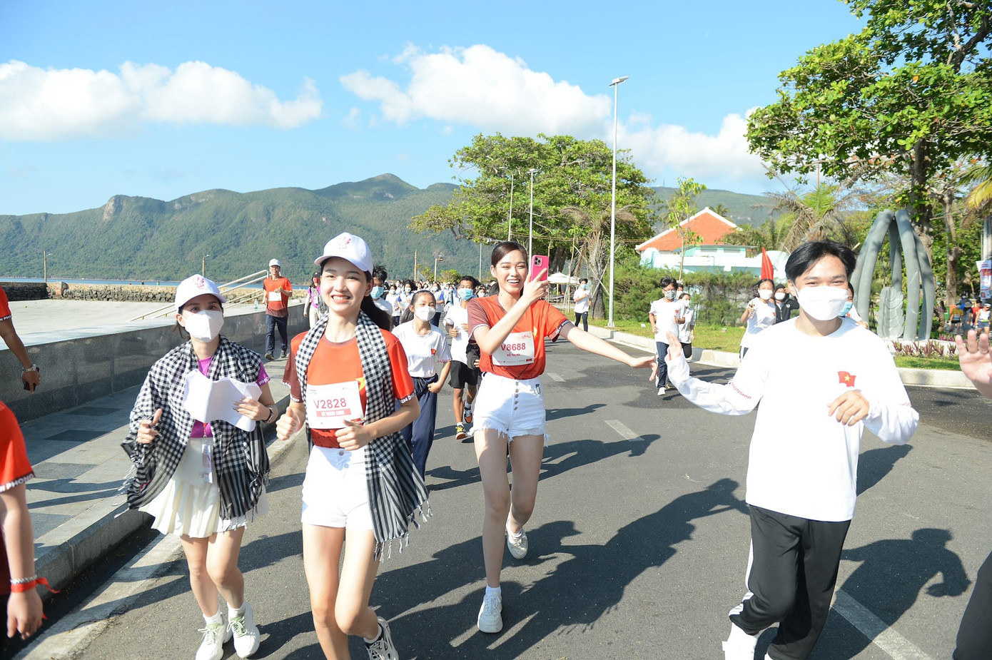 Khoảnh khắc Hoa hậu Đỗ Thị Hà cùng các người đẹp của cuộc thi Hoa hậu Việt Nam tham gia đường chạy.