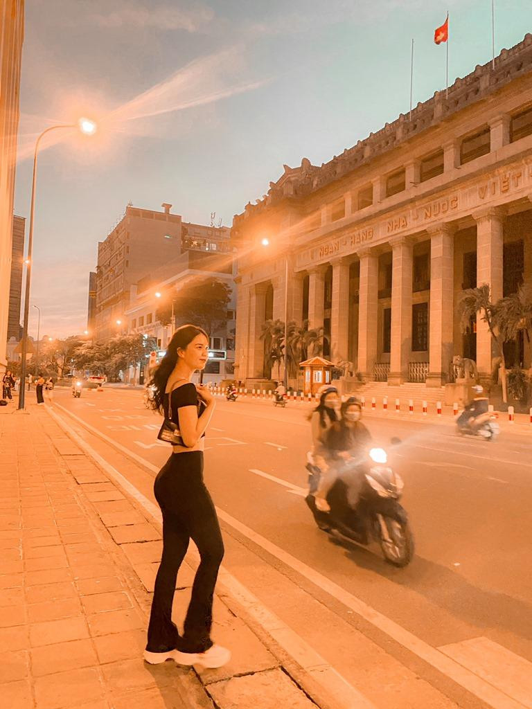 Yến Nhi nhận được nhiều lời khen vì có body cân đối. Nhờ số đo vòng ba khủng mà phần eo khá thon gọn.