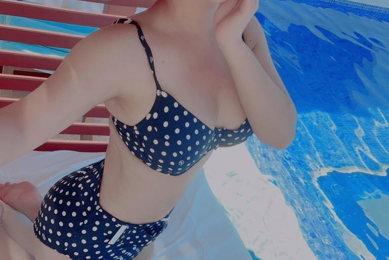 Khi đang nổi danh ở Việt Nam cùng với chị gái Cẩm Ly, Minh Tuyết bất ngờ sang Mỹ du học và định cư vào tháng 11/1997. Theo Cẩm Ly, việc Minh Tuyết rời Việt Nam là cú sốc lớn trong sự nghiệp, bên cạnh việc bị trùng dây thanh quản, mất giọng.