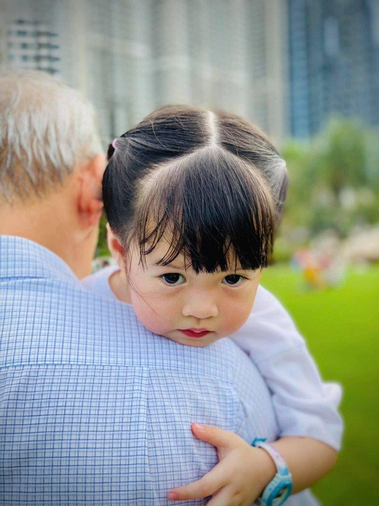 Ngắm vẻ ngoài của Sophie, ai cũng phải xuýt xoa vì độ dễ thương, xinh đẹp của cô bé và kỳ vọng Sophie sẽ là một mỹ nhân trong tương lai.