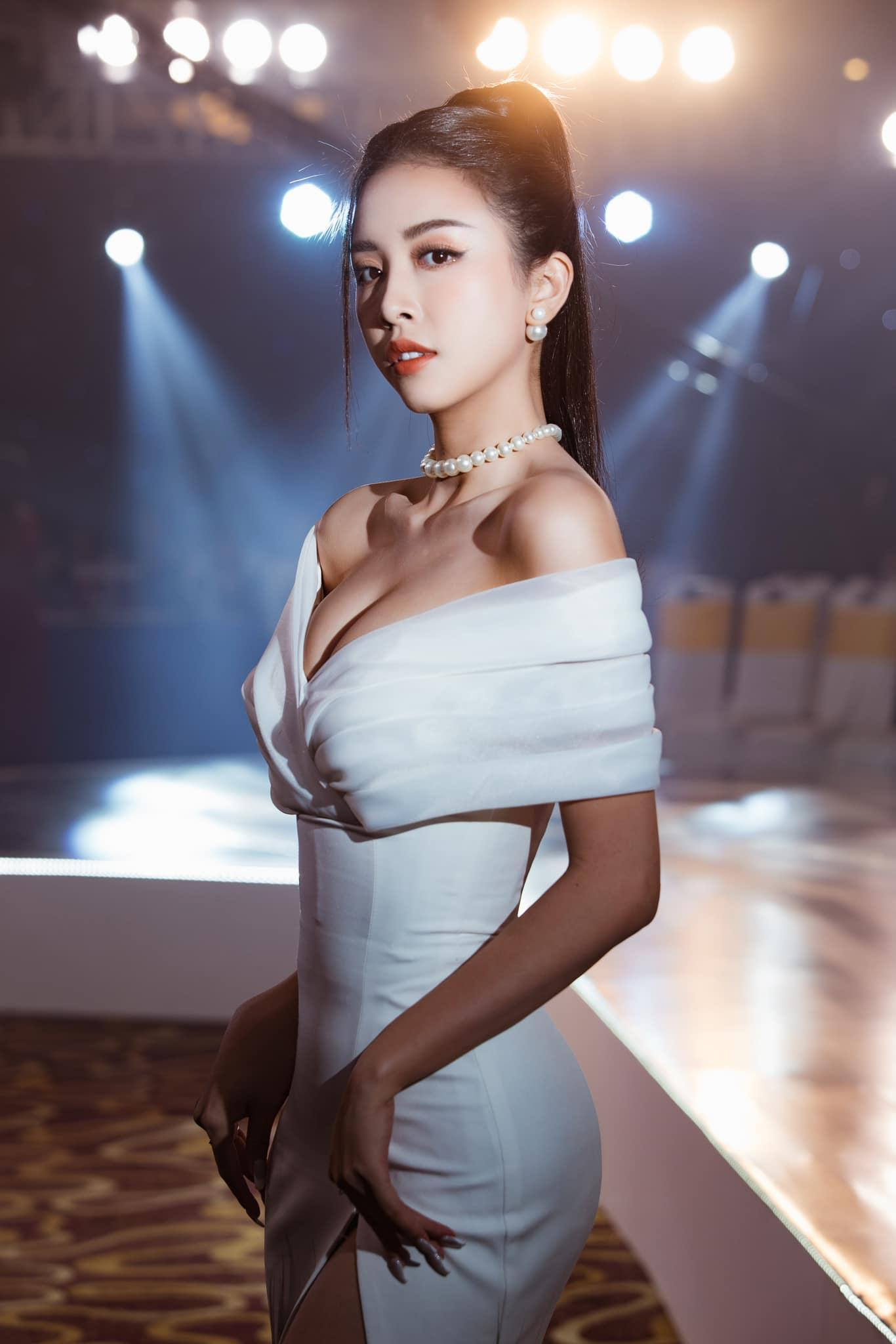 Thuý An thường chọn những trang phục bó sát, croptop hoặc cắt xẻ để khoe 3 vòng triệt để.